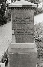 Zum Andenken an den deutsch-französischen Krieg wurde ein Ehrenmal vor der Kirche aufgestellt. 1954 wurde es auf Wunsch des Pfarrers auf den Friedhof versetzt.