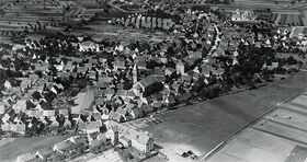 Nur wenige Gemeinden besitzen ein derart weit zurückreichendes (und noch immer anhaltendes) Interesse an Luftaufnahmen wie Kronau. Das älteste, hier abgebildete, derartige Foto stammt aus den Anfangszeiten der kommerziellen Fliegerei. Es wurde am 30. August 1926 aufgenommen, im selben Jahr, in dem die Deutsche Lufthansa gegründet wurde. Es zeigt eigentlich noch das Kronau des 19. Jahrhunderts, denn die Bautätigkeit im frühen 20. Jahrhundert hielt sich in engen Grenzen. Das Wachstum späterer Jahrzehnte nach dem Zweiten Weltkrieg konnte damals noch niemand erahnen.