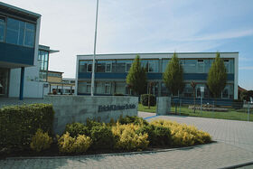 Im Schuljahr 2000/01 ging die Zeit der Namenlosigkeit zu Ende: Aus der bis dahin nur lapidar Grund- und Hauptschule Kronau genannten Bildungseinrichtung wurde die Erich Kästner Schule. Das Foto entstand im Frühjahr 2008.