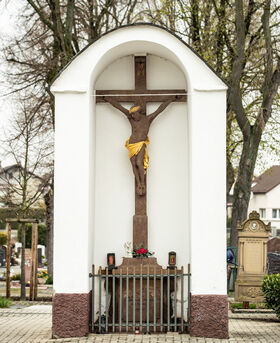 Historisches Kreuz im alten Teil des Friedhofs