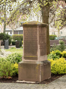 Gedenkstein auf dem Friedhof