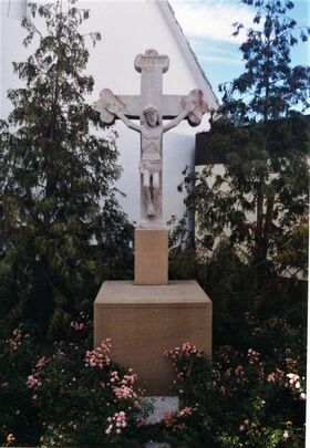 Steinernes Kreuz bei der Kirche