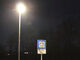 Solarlampen erleuchten Pendlerparkplatz am Bahnhof
