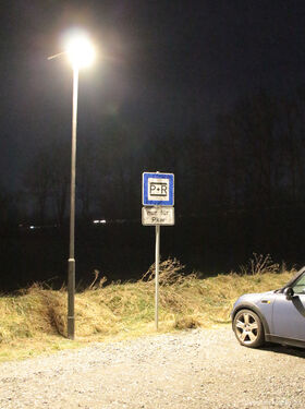 Solarlampen erleuchten Pendlerparkplatz am Bahnhof
