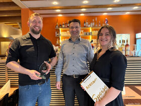 Restaurant „Arena Nikola“ im Vereinsgelände Mühlhaag bereichert Kronauer Gastronomielandschaft - Bürgermeister Frank Burkard gratuliert zur Geschäftseröffnung